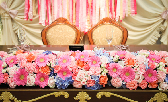 メインテーブルとゲストテーブルの生花の装飾